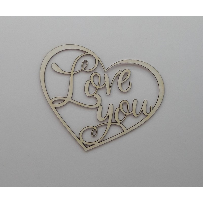 Лазерно изрязано сърце с надпис LOVE