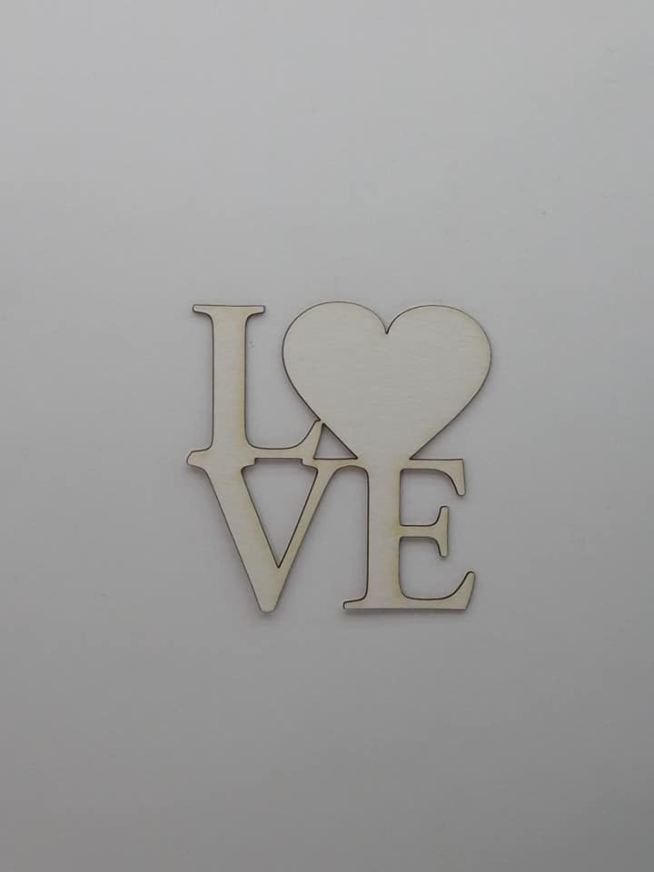 Лазерно изрязан надпис от бирен картон LOVE