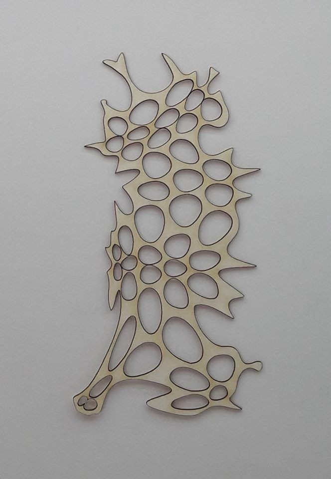 Лазерно изрязан абстрактен елемент от бирен картон