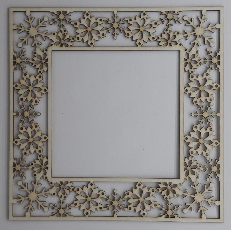 Лазерно изрязана рамка със снежинки бирен картон 