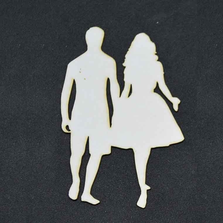 Лазерно изрязана фигура на влюбени бирен картон