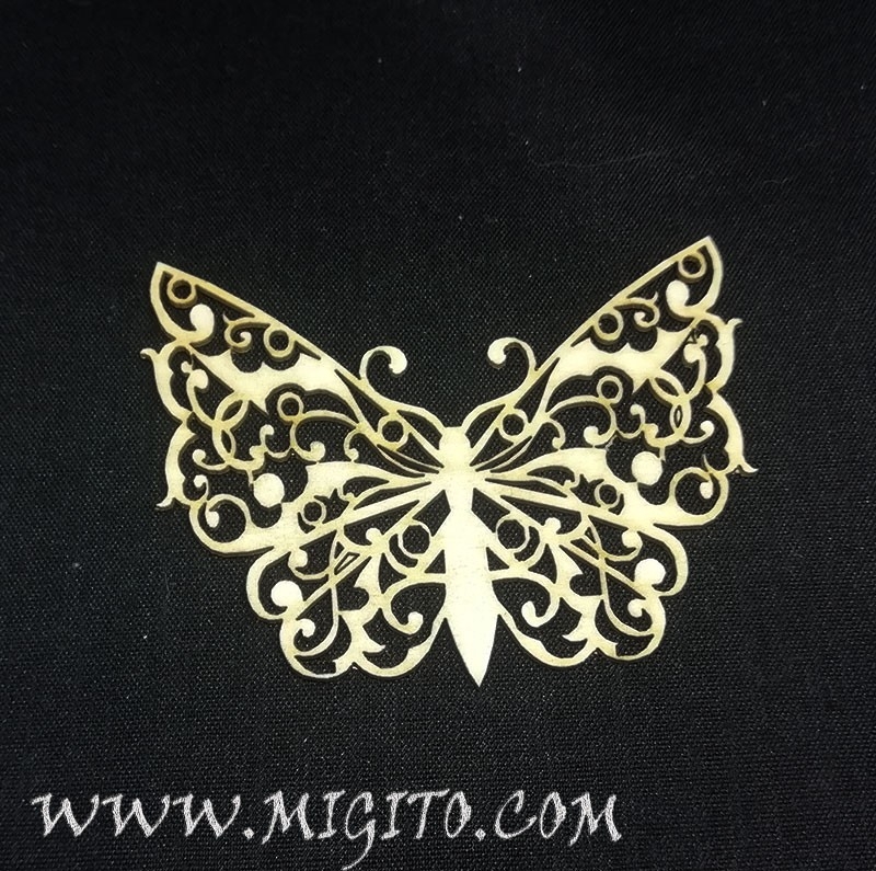 Лазерно изрязана ажурна пеперуда бирен картон