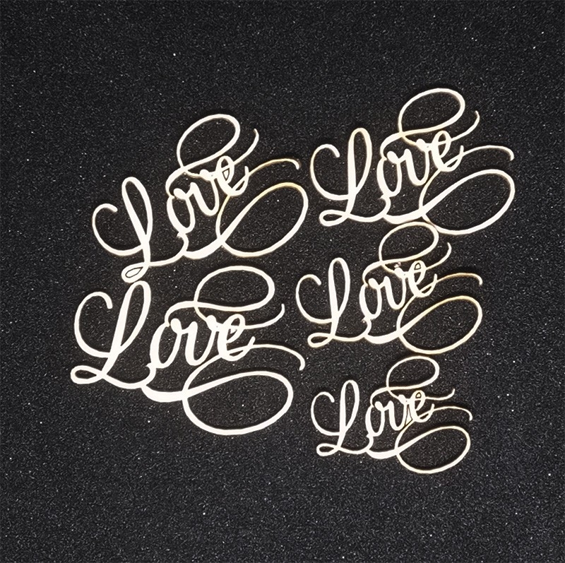 Лазерно изрязан надпис Love бирен картон