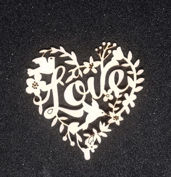 Лазерно изрязано сърце с надпис и орнаменти бирен картон 